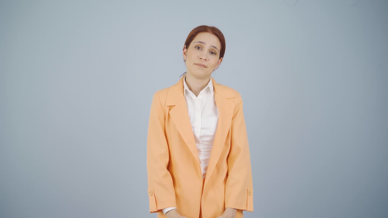 지루한 사업가 여성이 불행하게 카메라를 쳐다보고 있습니다.