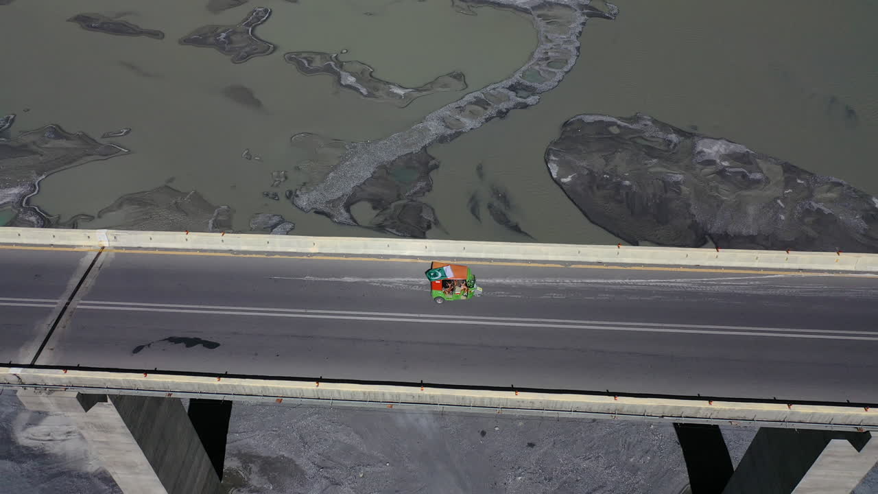 파키스탄 훈자 강을 가로지르는 카라코람 고속도로 다리를 건너는 자동 인력거의 조감도