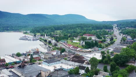 drone sobre la ciudad de lake george y el borde de lake george
