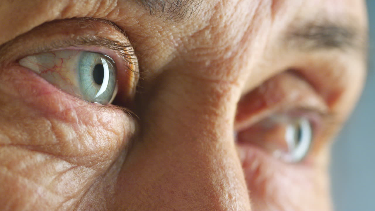 시니어, 눈과 기억에 대해 생각하는 여성