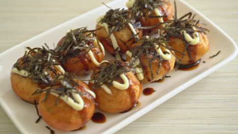 albóndigas de bola takoyaki o bolas de pulpo - estilo de comida japonesa