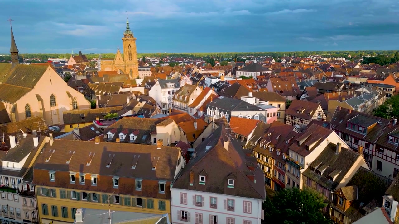 Video aereo con drone in 4K della storica Chiesa Collegiata di San Martino di Colmar a Colmar, Francia.