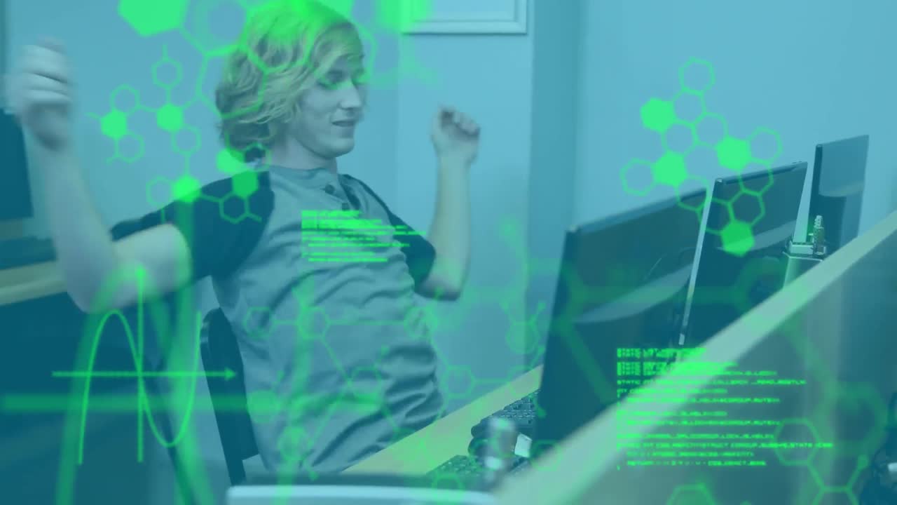 animación del procesamiento de datos sobre un estudiante masculino utilizando una computadora