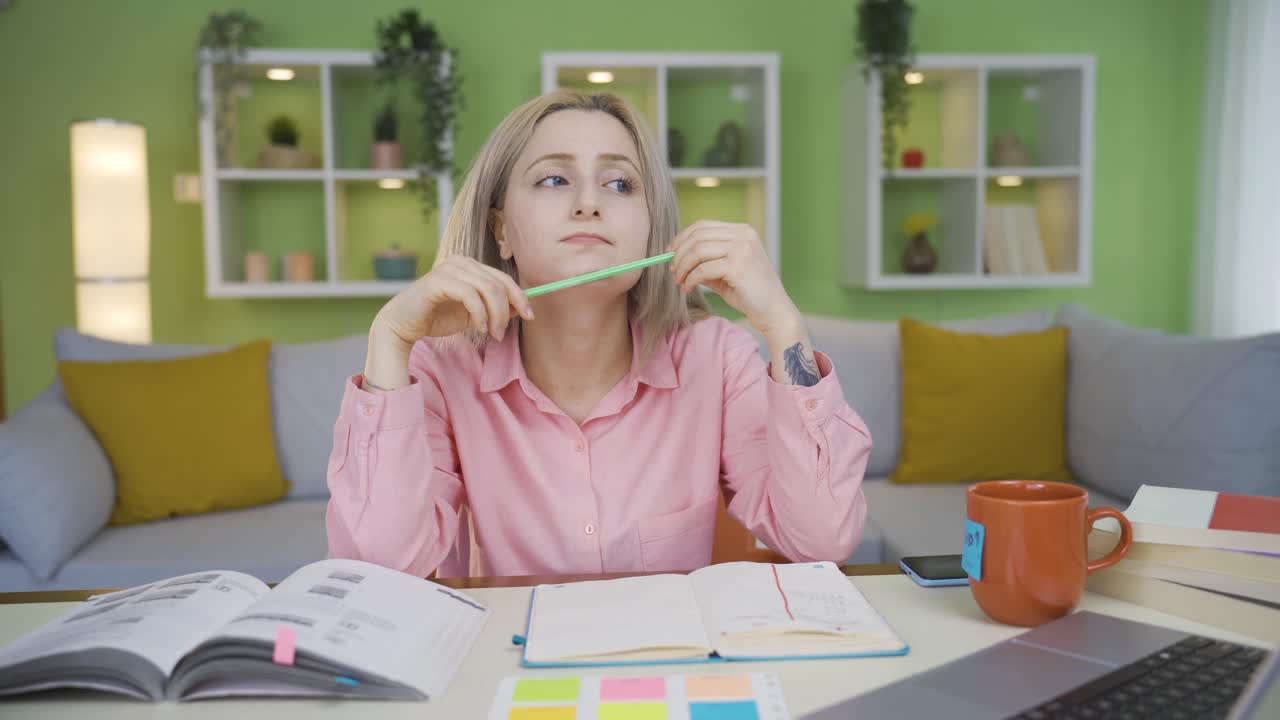 una adolescente universitaria muy atenta.