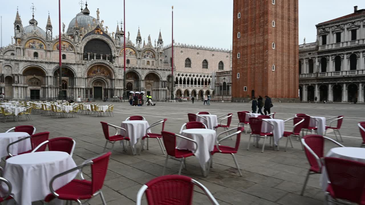 Walking through the streets of the lagoon city at the time of the coronavirus