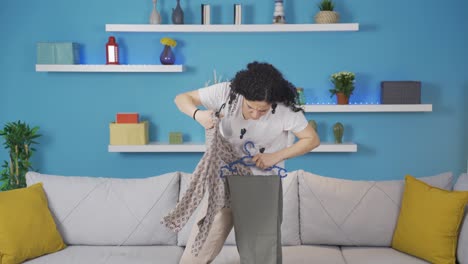 la joven que se prueba su ropa.