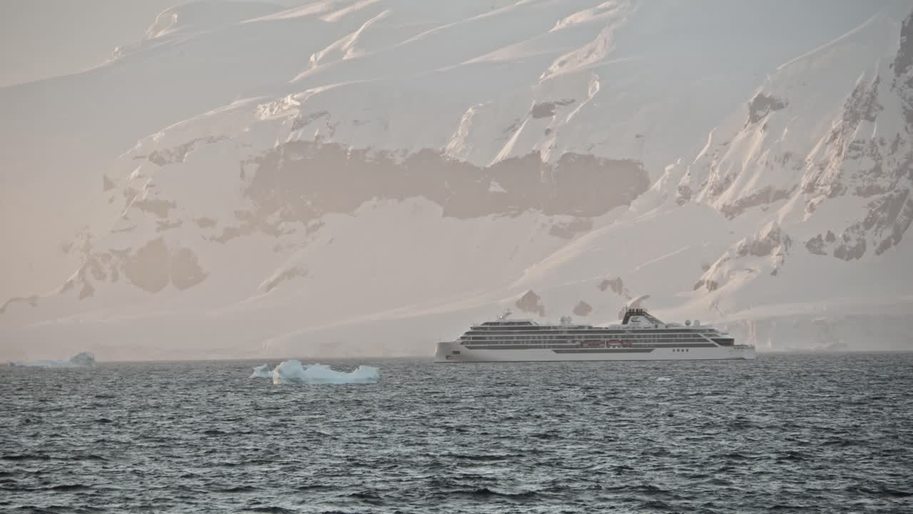 남극에서 높은 계절에 큰 크루즈 탐험 선박, 아름다운 빛에 아이스 버그와 빙하 주변