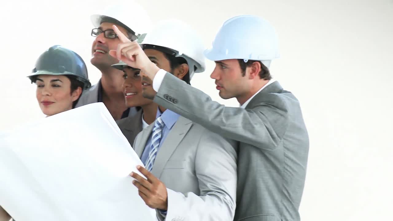 arquitectos confiados estudiando planos