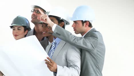 arquitectos confiados estudiando planos