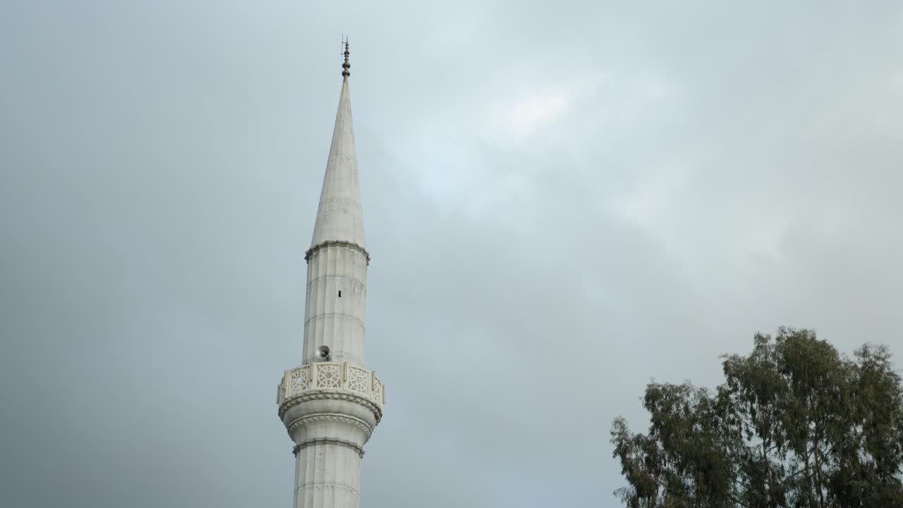 parte superior de la mezquita contra el cielo nublado gris. cultura y religión musulmana. símbolos islámicos