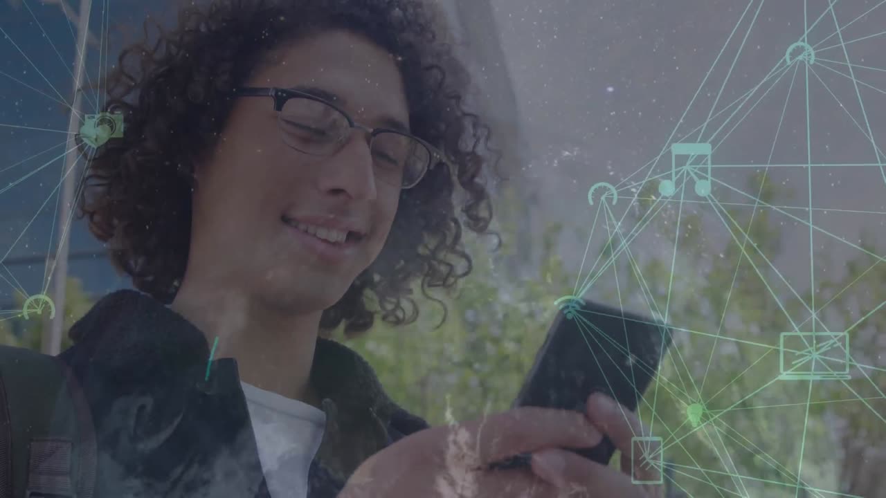 animación de iconos de los medios sobre un empresario biracial que usa un teléfono inteligente