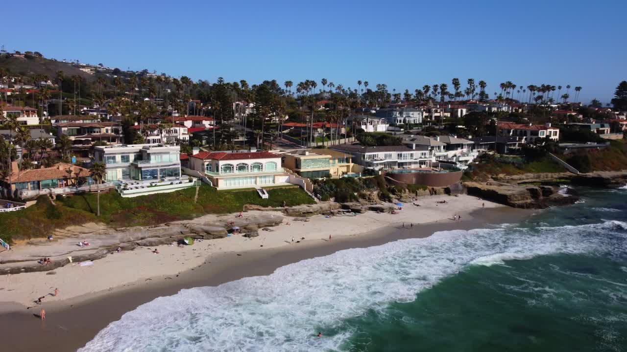 Windansea, La Jolla Beach, San Diego. Vista con dron de un barrio residencial junto a las aguas costeras en un día soleado y despejado. Bienes inmuebles de lujo frente a la playa