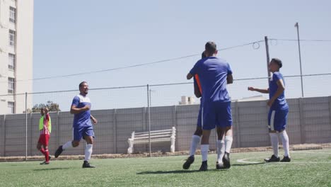 íconos-Del-Concepto-De-Redes-Sociales-Contra-Un-Equipo-De-Diversos-Jugadores-De-Fútbol-Masculinos-Celebrando-Un-Gol