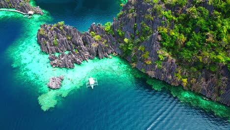 Día-Soleado-Del-Lago-Kayangan-Ascender-Por-Encima-Del-Timelapse-Del-Barco-Turístico