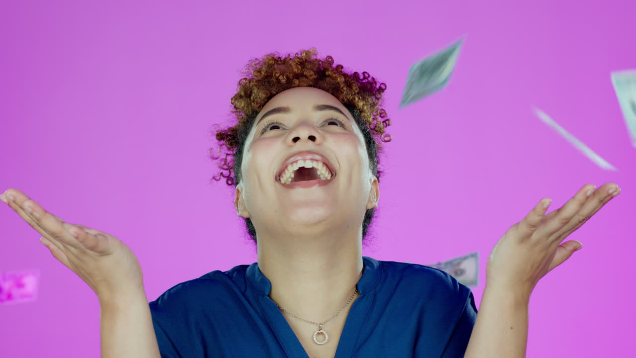 cara, lluvia de dólares y mujer ganadora en el estudio