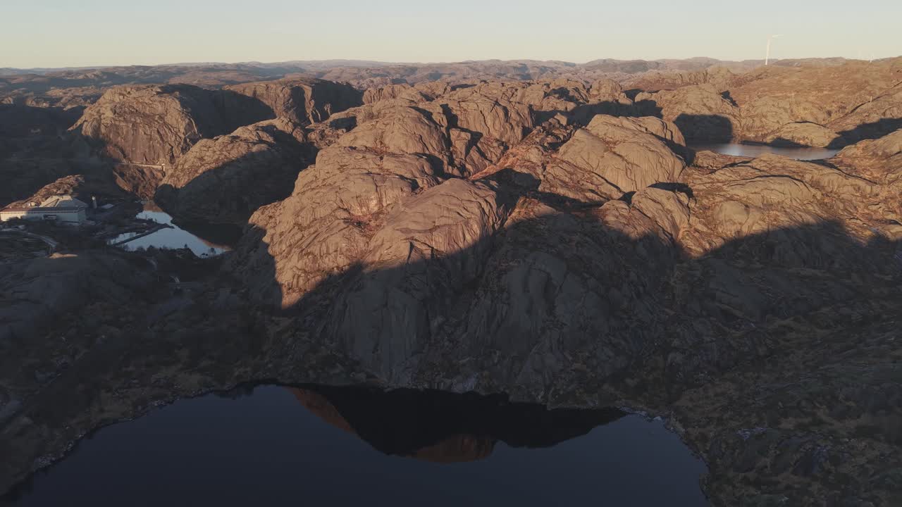 Altopiani e turbine eoliche visibili nella Norvegia meridionale al tramonto. Filmato video.
