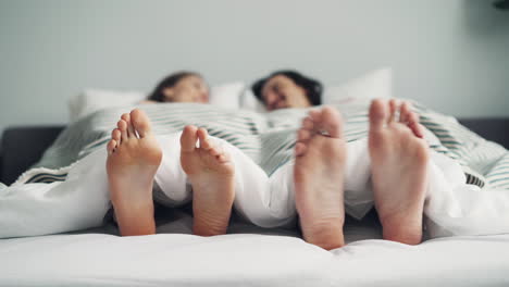 los pies en la cama