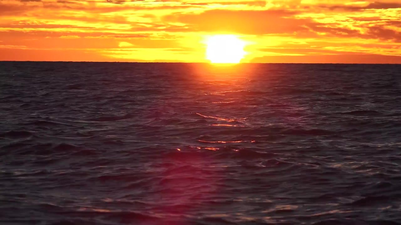 Solnedgang, hvor sollysets vej gennem atmosfæren til øjet er længst, fjernes de blå og grønne komponenter næsten fuldstændigt, hvilket efterlader det orange og røde lys med længere bølgelængde