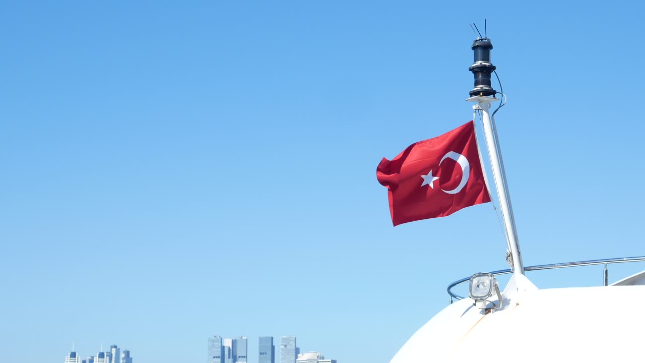 보트 위의 터키 발, 배경에는 도시 스카이 라인