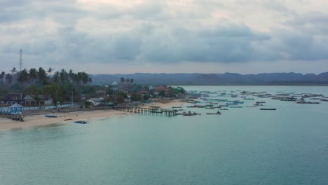 Puesta-De-Sol-En-La-Bahía-Del-Pueblo-Pesquero-De-Gerupuk,-Lombok