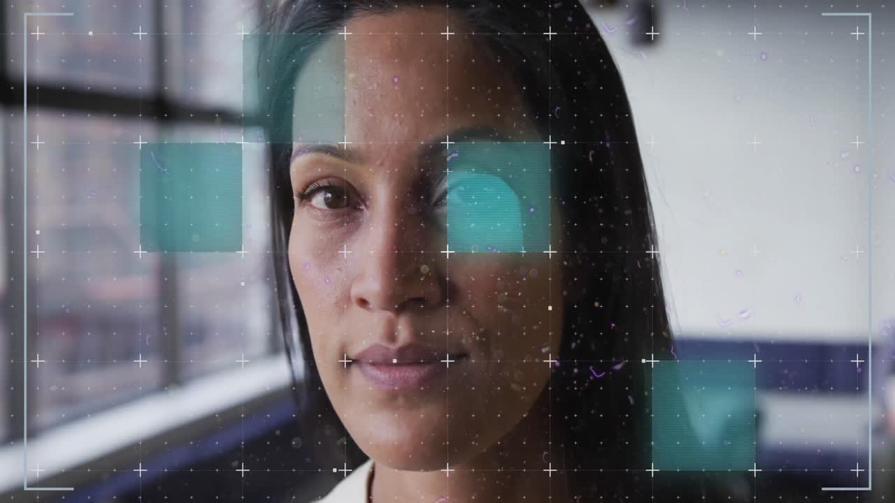 animación del procesamiento de datos financieros sobre una mujer de negocios biracial en la oficina