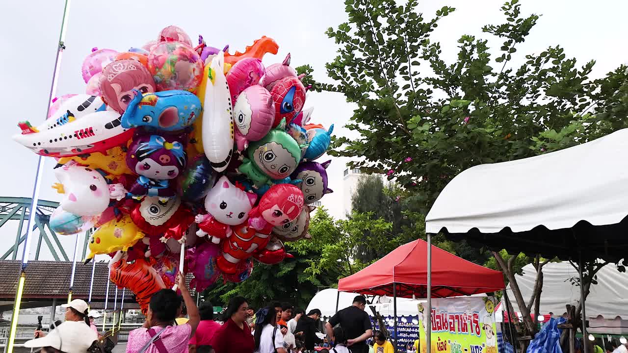 다채로운 풍선 들 이 방 시장 에 방문자 들 을 끌어당긴다