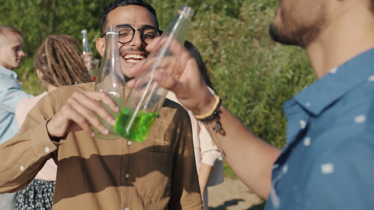 un grupo de amigos divirtiéndose en una fiesta