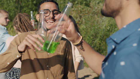 un grupo de amigos divirtiéndose en una fiesta