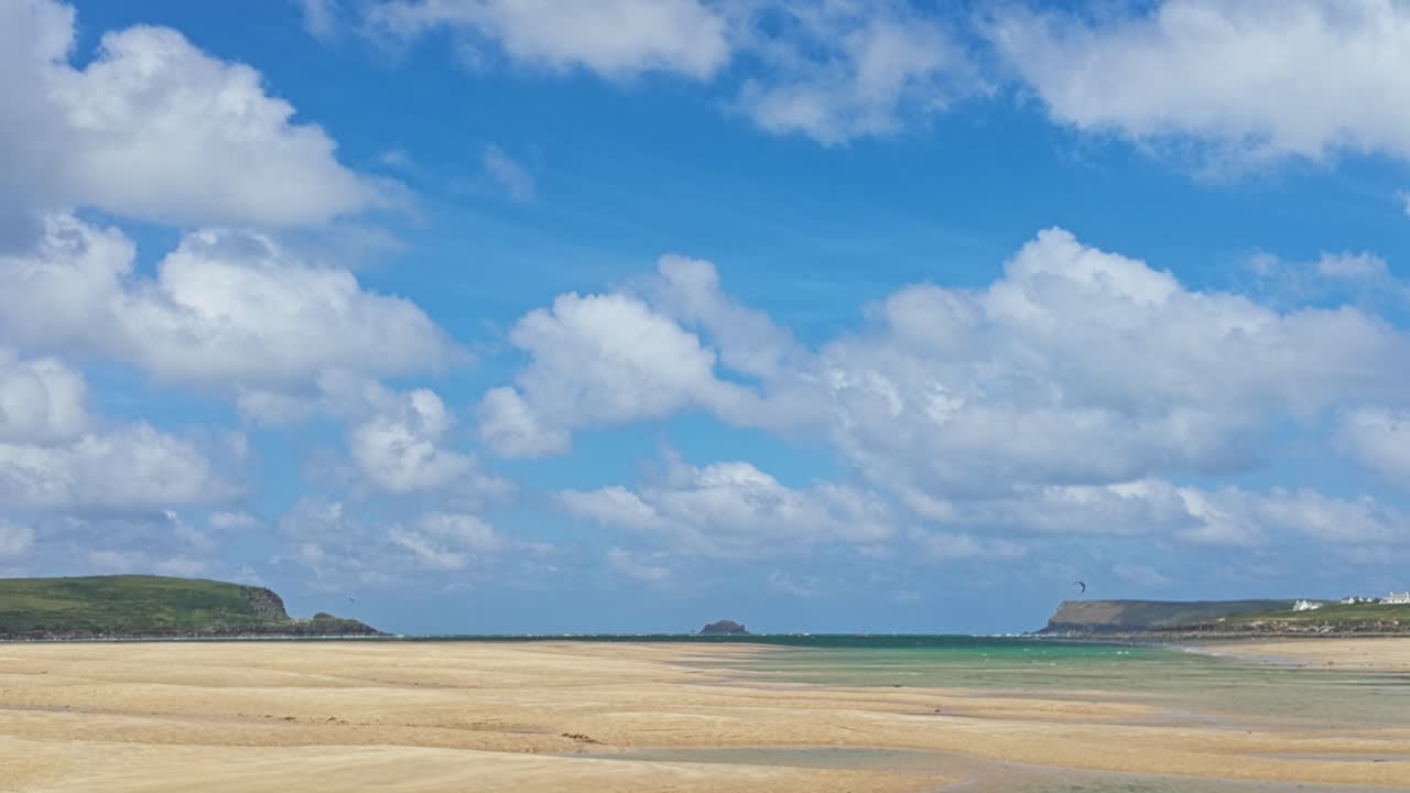 데이머 만에서 왼쪽의 스퍼스 포인트, 오른쪽의 트레베트릭 포인트를 향한 전망, 저류, 전면의 황금 모래, 빛 날