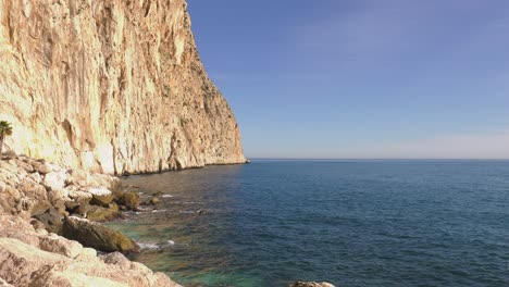 acantilados marinos de promontorio y amplio mar azul, calpe, españa