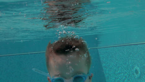 Niño-Alegre-Bañándose-En-La-Piscina-En-Vacaciones-De-Verano