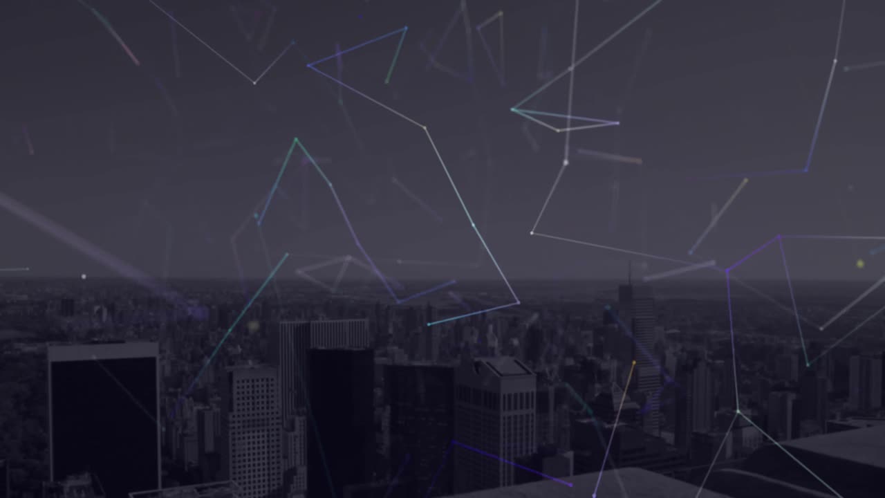 red de conexiones flotando contra la vista aérea del paisaje urbano por la noche