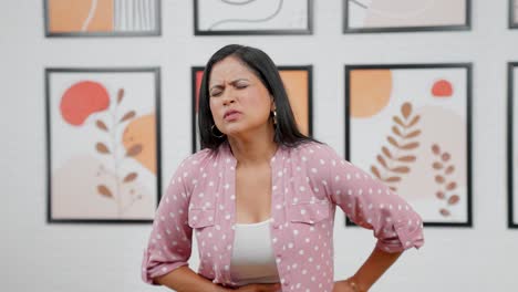 Moderne-Indische-Frau-Mit-Bauchschmerzen
