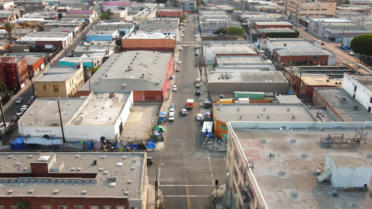 Vista Aérea de Rua Urbana com Acampamentos de Pessoas em Situação de Rua e Edifícios Industriais