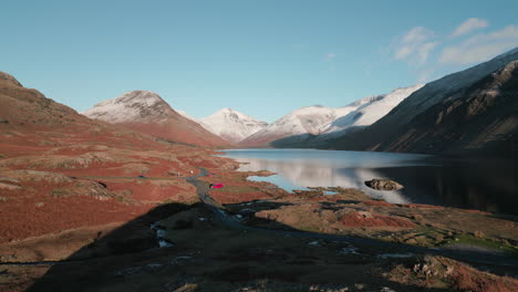 Englische-Seenlandschaft-Im-Winter-Mit-Dunklem-See,-Umgeben-Von-Bergen-Im-Wasdale-Lake-District,-Großbritannien