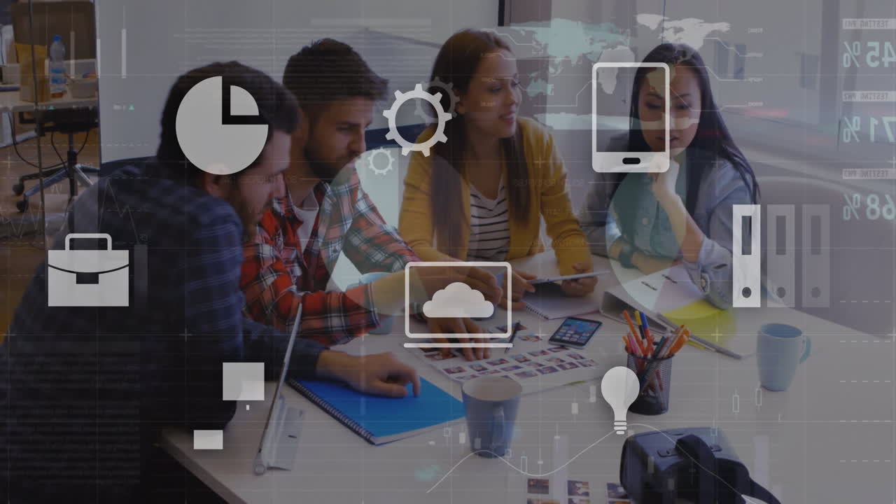 animación de iconos y procesamiento de datos sobre diversas personas de negocios en la oficina
