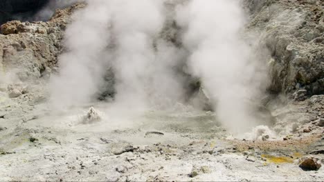 活跃火山上有白烟云的地热热池