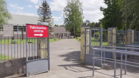entrada al centro de vacunación en ukmerge, lituania