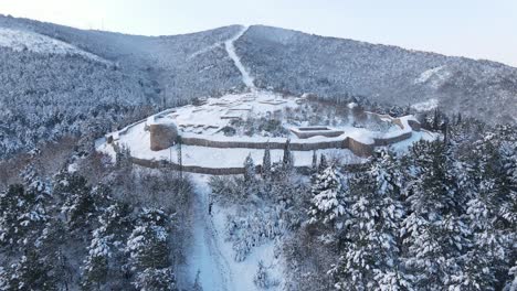 Vista-Aérea-De-La-Ciudad-Histórica-Del-Castillo-Cubierto-De-Nieve-En-Invierno