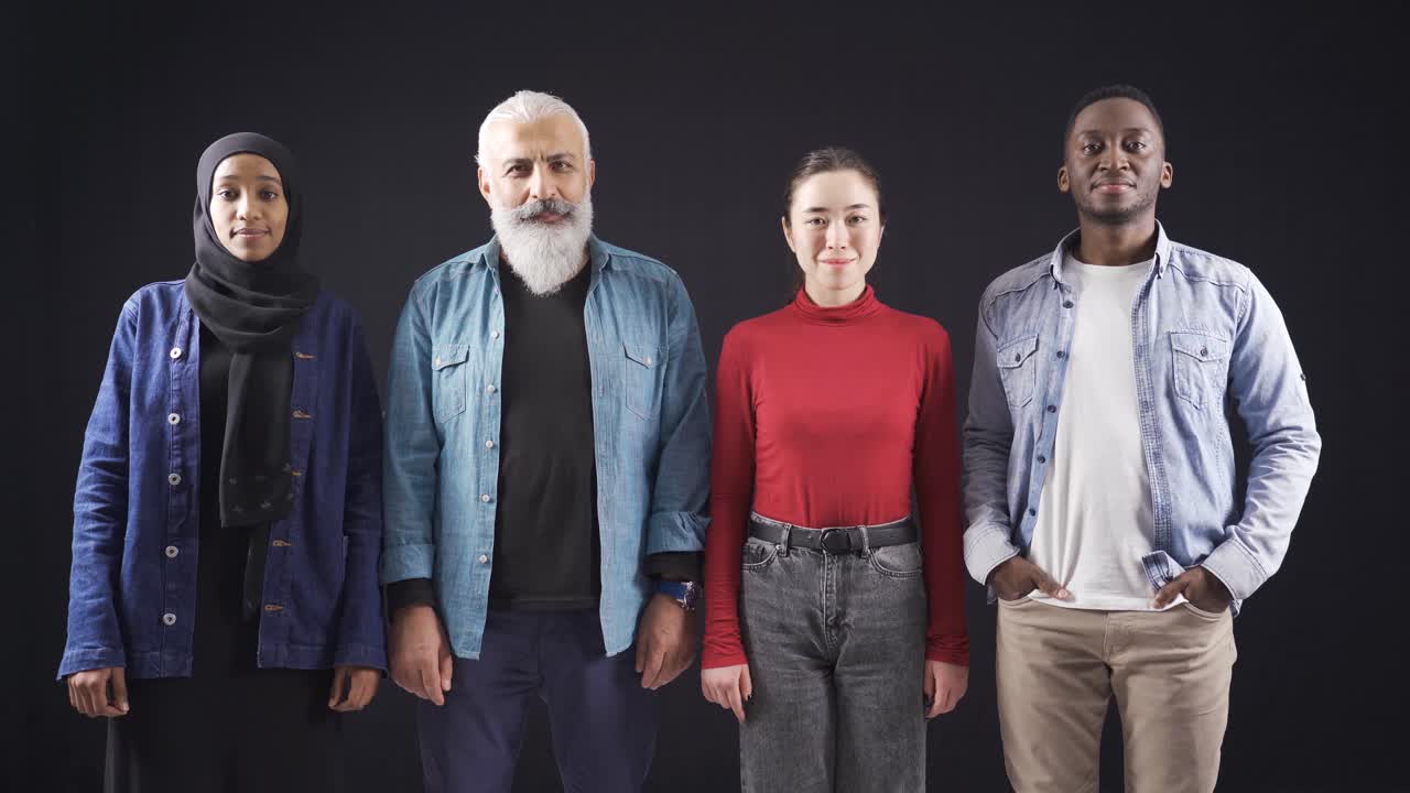 성인 친구들의 다민족 그룹의 초상화 사회화. 형제애와 인종 간 우정.