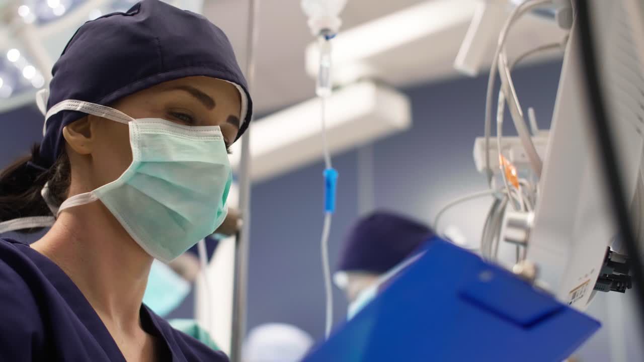 anestesista mujer escribiendo las actualizaciones