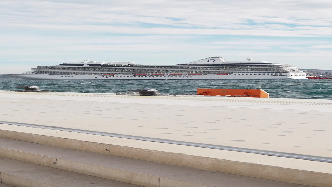 항구에 있는 크루즈 선박