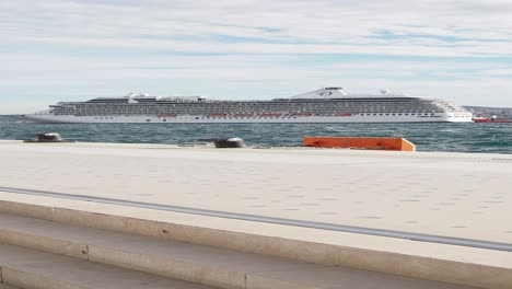 buque de crucero en el muelle