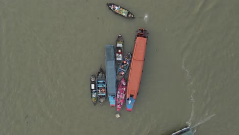 Botes-De-Cola-Larga-Navegan-Juntos-En-El-Mercado-Flotante-De-Verduras-En-Vietnam