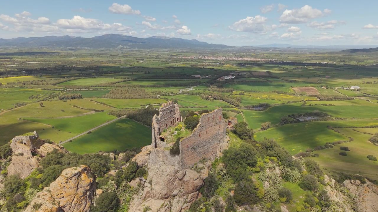 Pháo đài thời Trung cổ Castello di Acquafredda gần Siliqua ở miền Nam Sardinia, Ý với các công sự đá lịch sử trên đỉnh đồi. Quay từ trên không