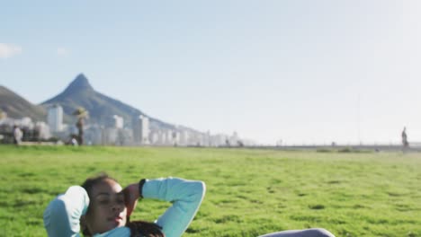 Mujer-Afroamericana-En-Ropa-Deportiva-Haciendo-Abdominales-En-El-Parque