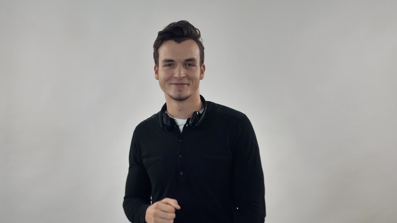 los hombres con auriculares se divierten.