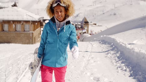 Lächelnde-Hübsche-Junge-Frau-Mit-Einem-Snowboard