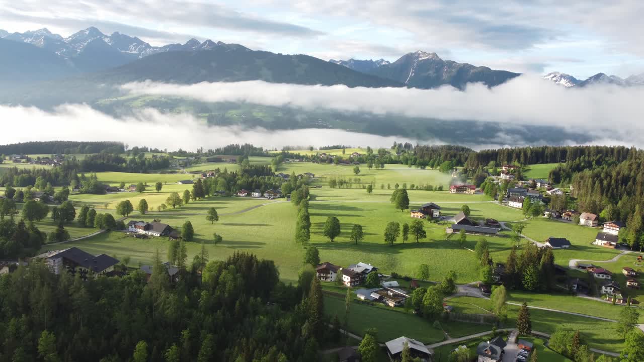 Ripresa 4K con drone di una bellissima alba nebbiosa a Ramsau am Dachstein, Stiria, Austria.