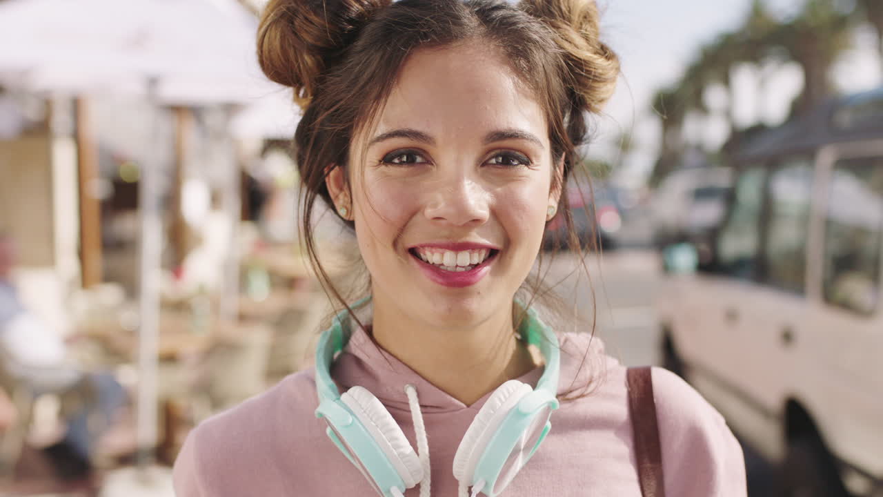 cara, sonrisa y mujer con auriculares en la ciudad